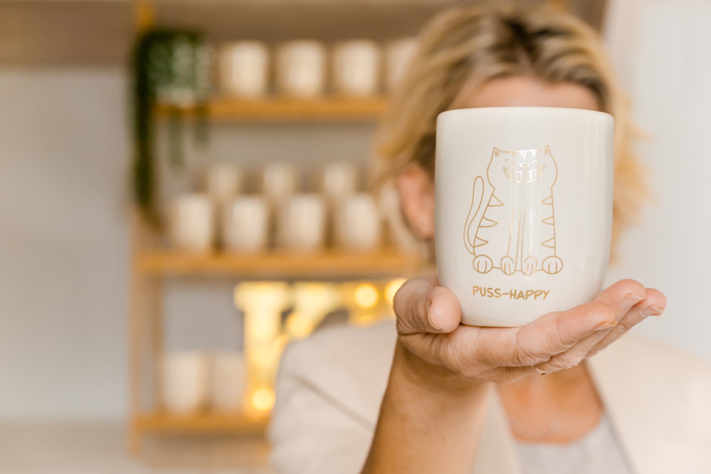 A Puss-Happy cup from Kies jou Kat, held up to the camera